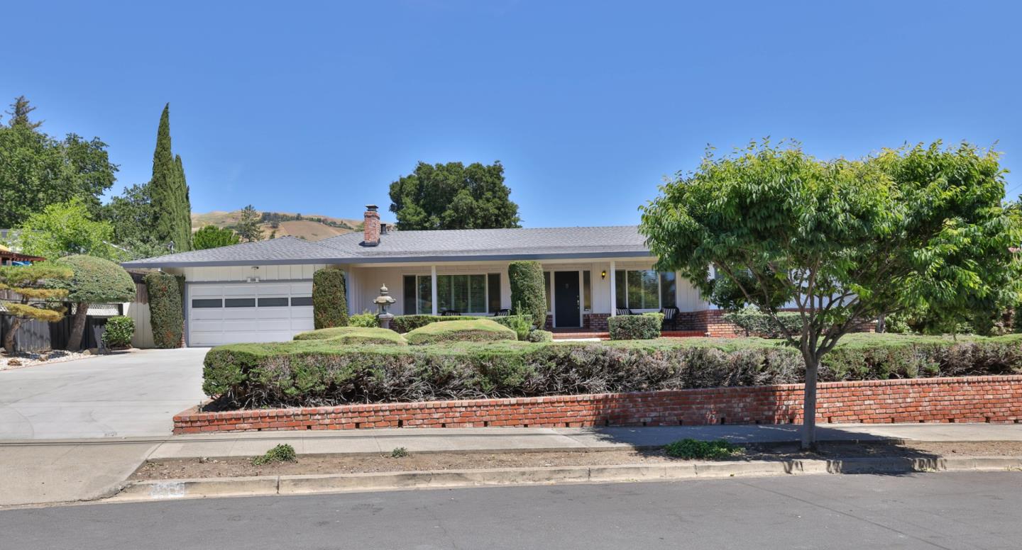 Detail Gallery Image 5 of 47 For 136 Gordon Ave, San Jose,  CA 95127 - 4 Beds | 3 Baths