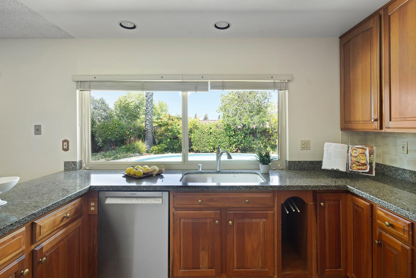 Detail Gallery Image 23 of 66 For 5575 via Ensenada, Concord,  CA 94521 - 4 Beds | 3 Baths