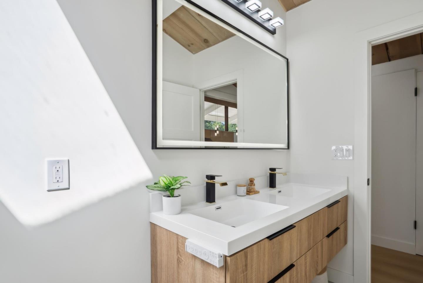 Detail Gallery Image 34 of 43 For 2047 Sharon Rd, Menlo Park,  CA 94025 - 3 Beds | 2 Baths