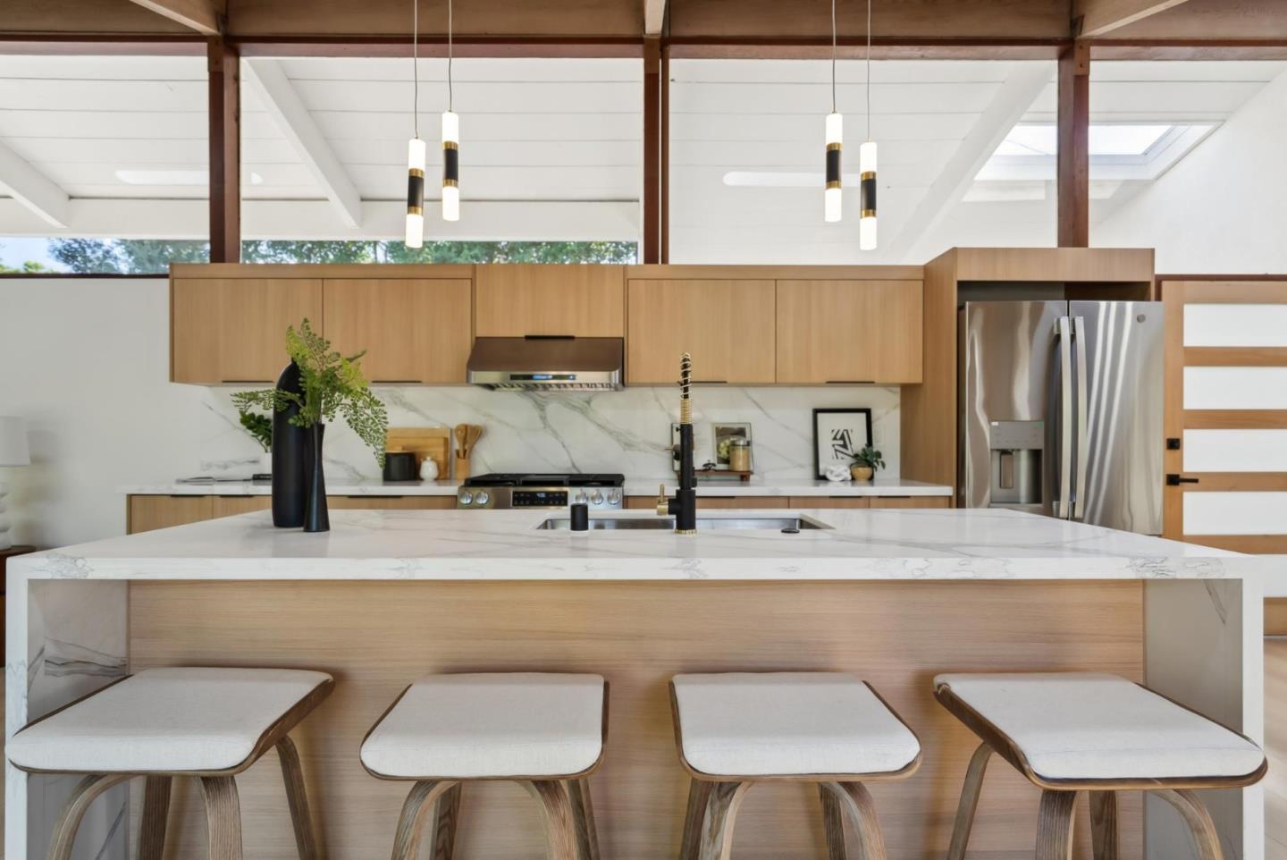 Detail Gallery Image 6 of 43 For 2047 Sharon Rd, Menlo Park,  CA 94025 - 3 Beds | 2 Baths