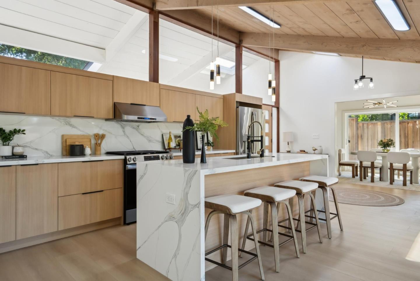 Detail Gallery Image 7 of 43 For 2047 Sharon Rd, Menlo Park,  CA 94025 - 3 Beds | 2 Baths
