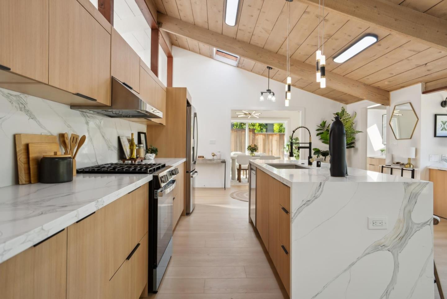Detail Gallery Image 8 of 43 For 2047 Sharon Rd, Menlo Park,  CA 94025 - 3 Beds | 2 Baths