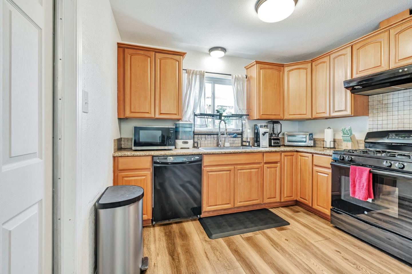 Detail Gallery Image 12 of 36 For 2105 Geneva Dr, Modesto,  CA 95350 - 3 Beds | 2 Baths