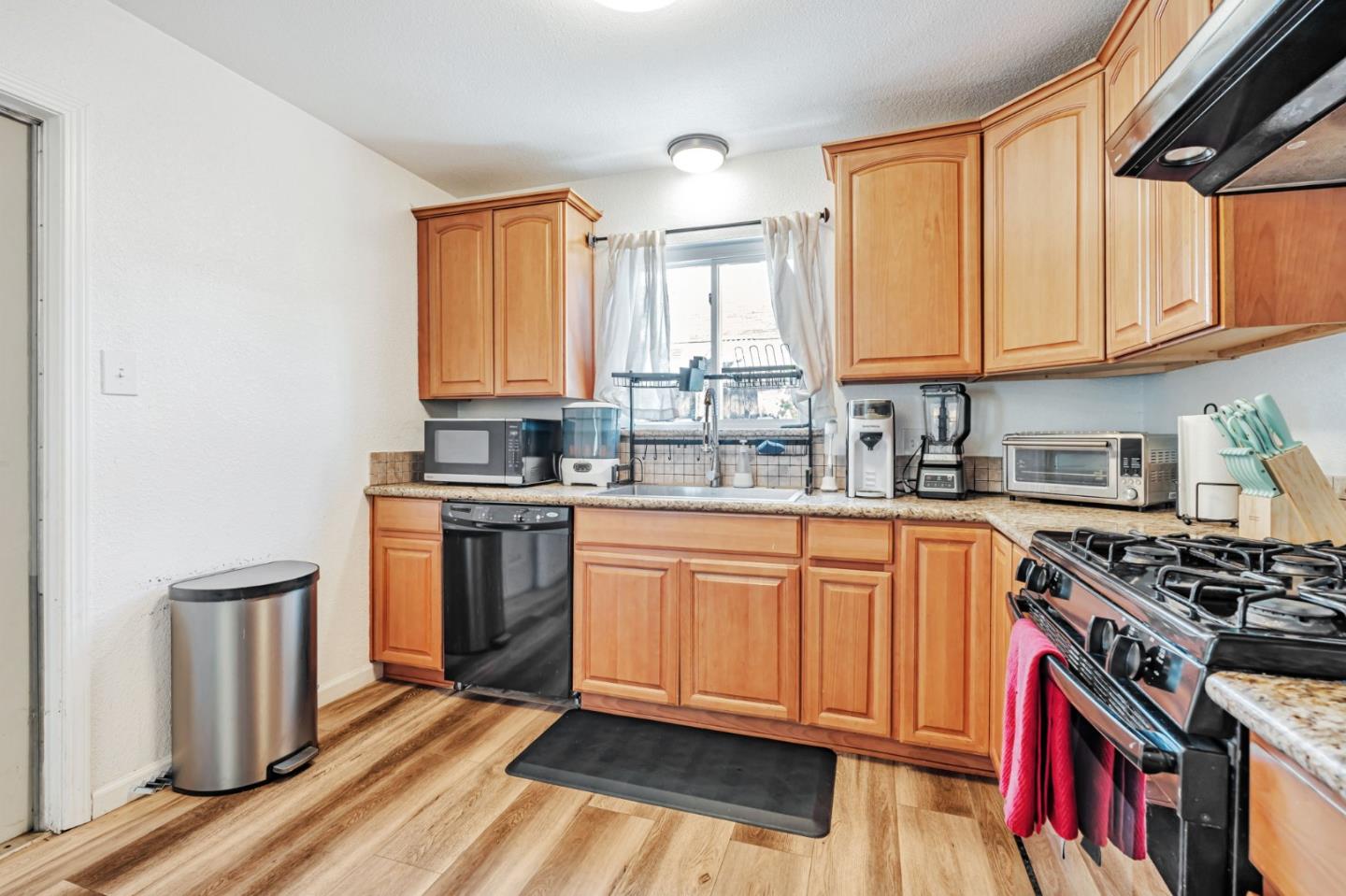 Detail Gallery Image 13 of 36 For 2105 Geneva Dr, Modesto,  CA 95350 - 3 Beds | 2 Baths
