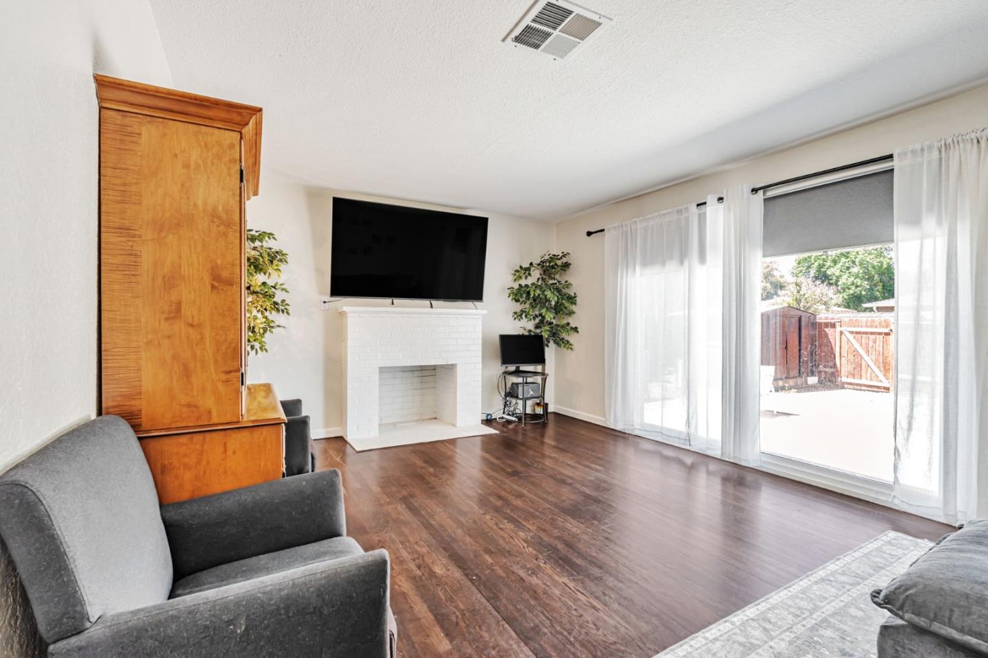 Detail Gallery Image 6 of 36 For 2105 Geneva Dr, Modesto,  CA 95350 - 3 Beds | 2 Baths