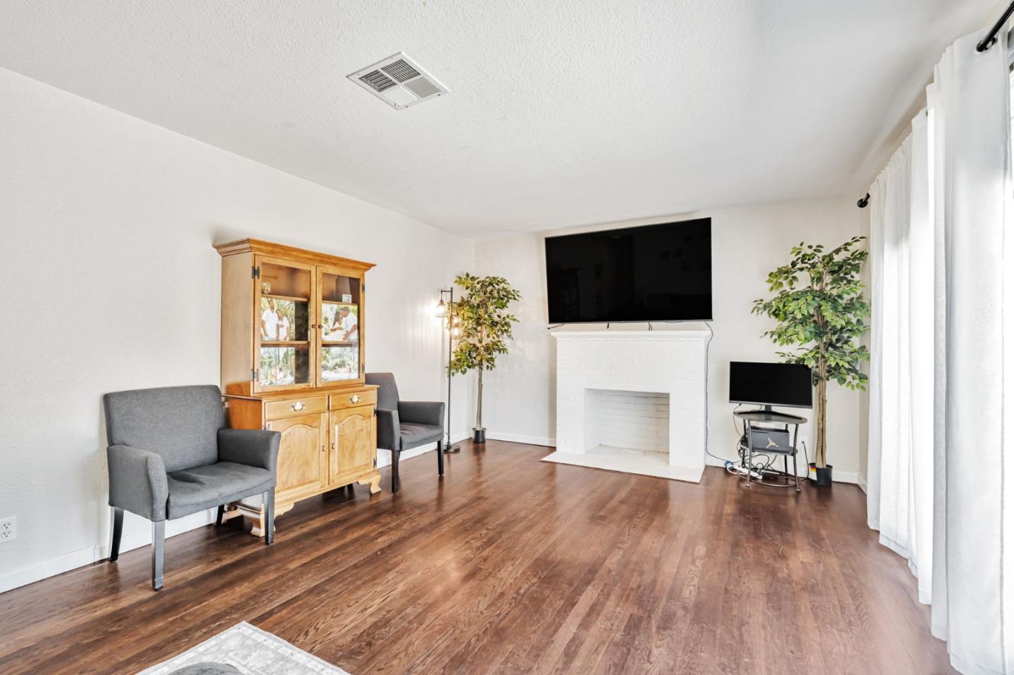 Detail Gallery Image 7 of 36 For 2105 Geneva Dr, Modesto,  CA 95350 - 3 Beds | 2 Baths