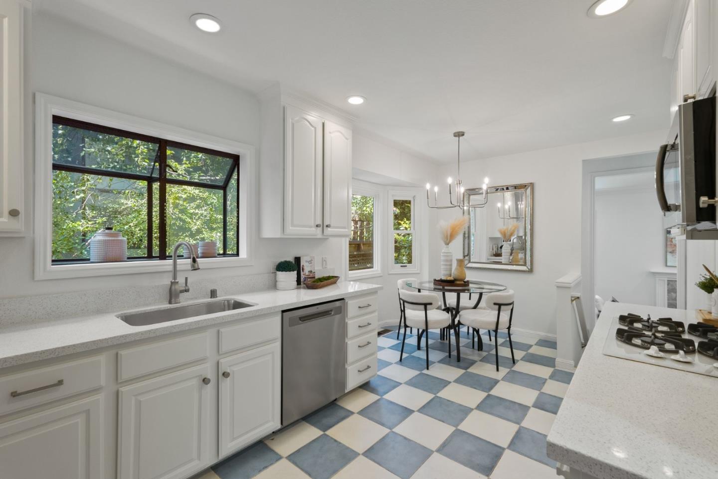 Detail Gallery Image 11 of 49 For 1227 Oak St, San Mateo,  CA 94402 - 4 Beds | 3 Baths