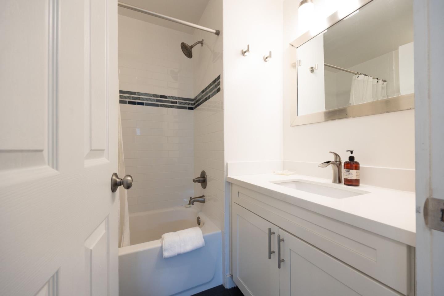 Detail Gallery Image 10 of 39 For 472 Lewis Ln, Pacifica,  CA 94044 - 6 Beds | 3 Baths