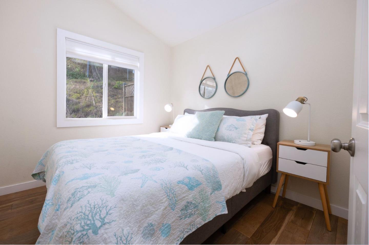 Detail Gallery Image 12 of 39 For 472 Lewis Ln, Pacifica,  CA 94044 - 6 Beds | 3 Baths