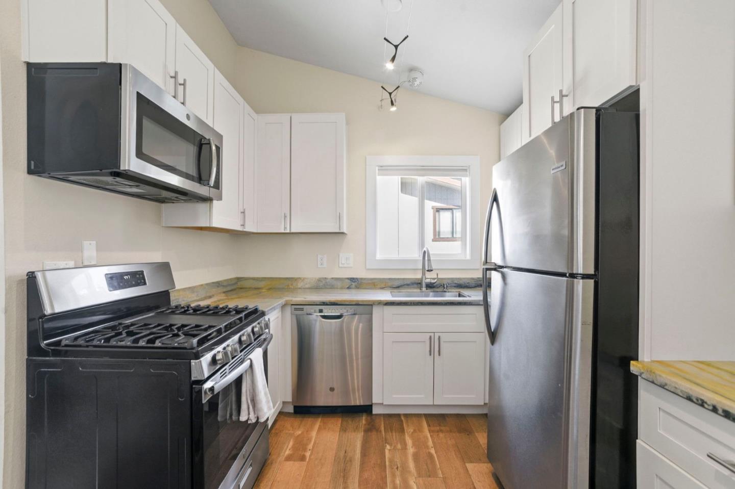 Detail Gallery Image 28 of 39 For 472 Lewis Ln, Pacifica,  CA 94044 - 6 Beds | 3 Baths