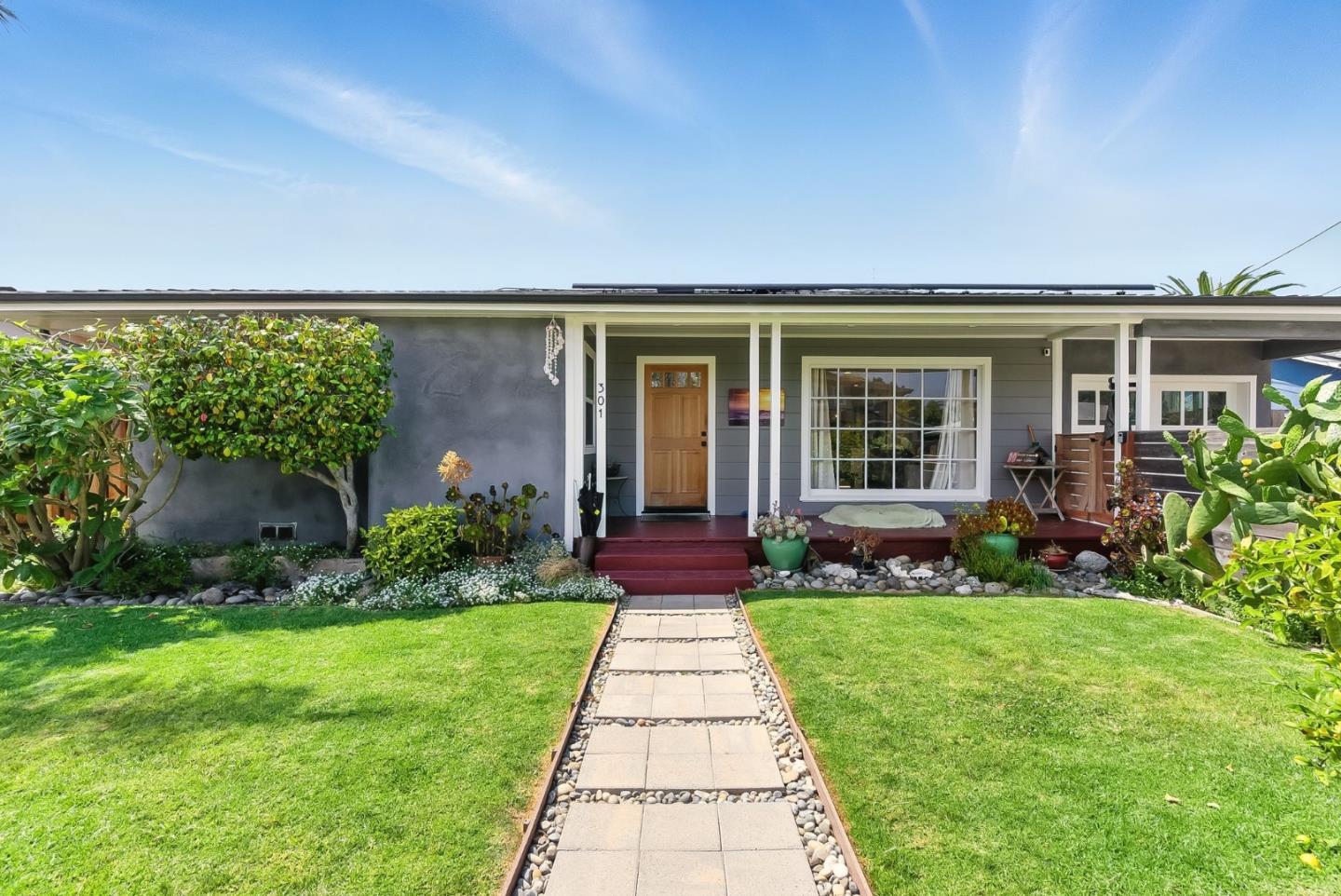Detail Gallery Image 2 of 36 For 301 25th Ave, Santa Cruz,  CA 95062 - 3 Beds | 3 Baths