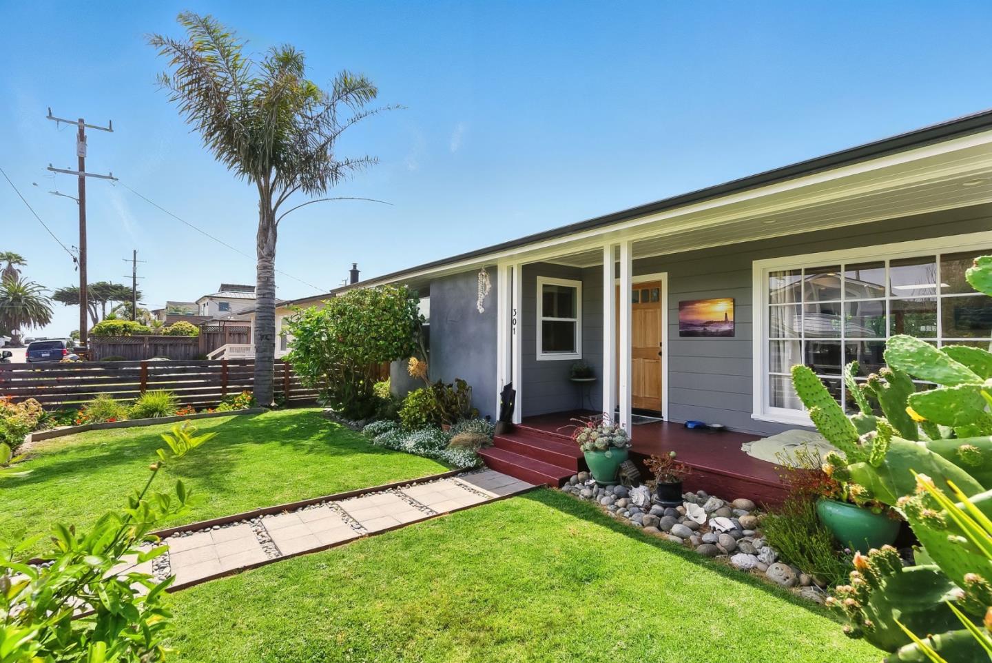 Detail Gallery Image 3 of 36 For 301 25th Ave, Santa Cruz,  CA 95062 - 3 Beds | 3 Baths