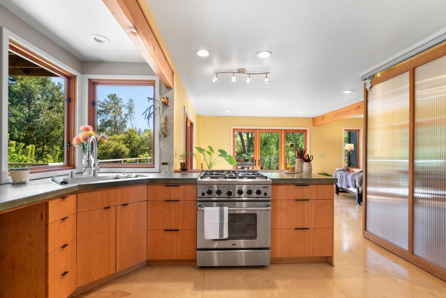 Detail Gallery Image 14 of 91 For 280 Azalea Ln, Santa Cruz,  CA 95060 - 3 Beds | 2/1 Baths