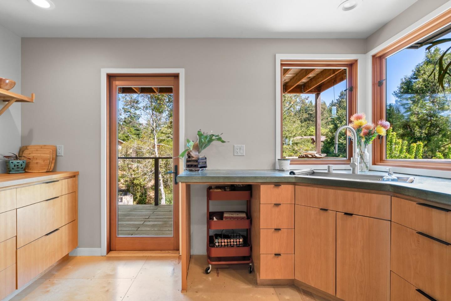 Detail Gallery Image 15 of 91 For 280 Azalea Ln, Santa Cruz,  CA 95060 - 3 Beds | 2/1 Baths