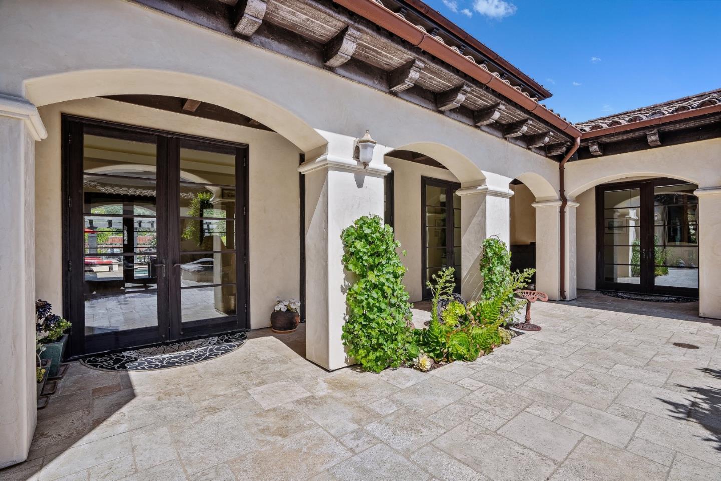 Detail Gallery Image 12 of 107 For 220 Falcon Hl, Santa Cruz,  CA 95065 - 5 Beds | 5/1 Baths