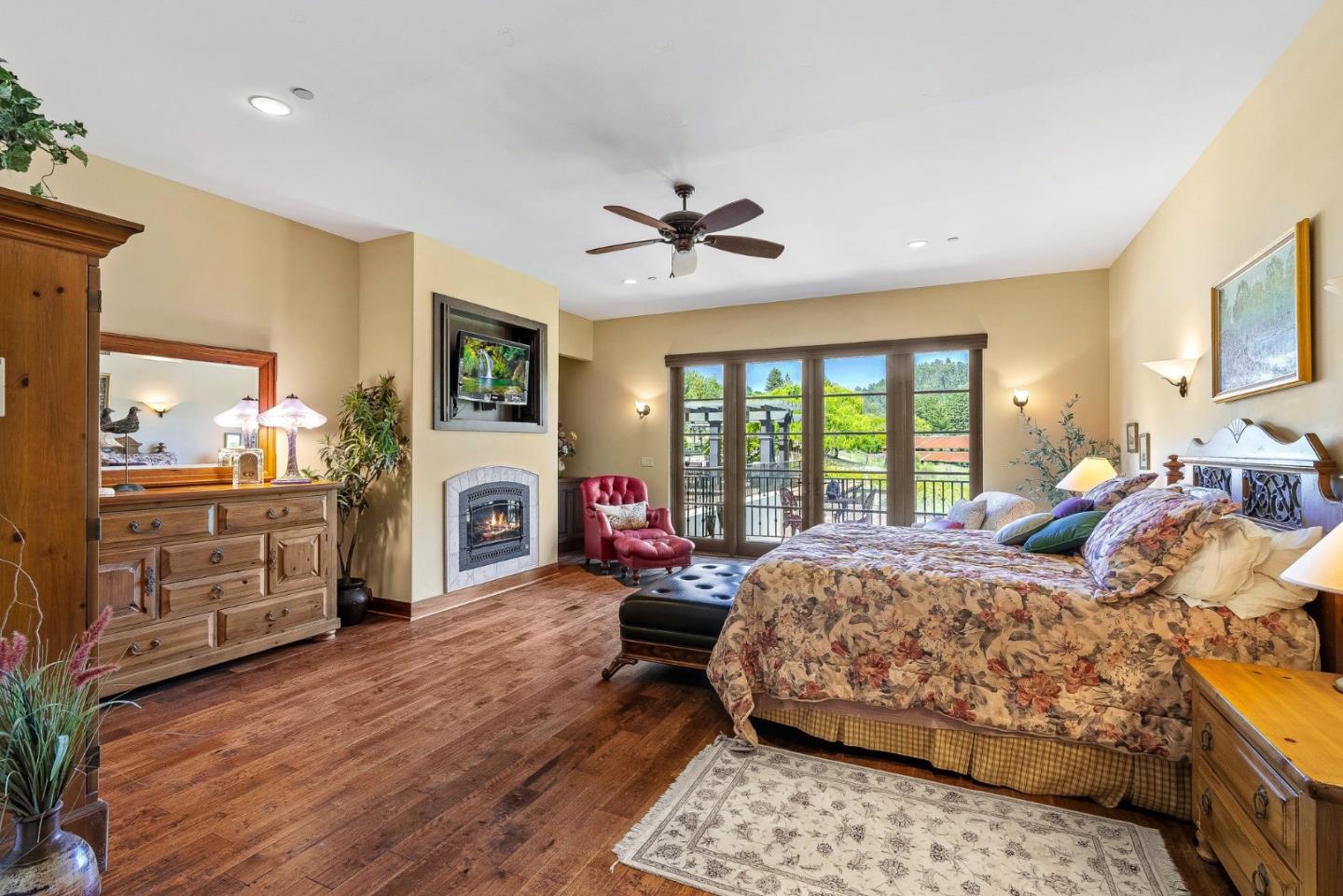 Detail Gallery Image 45 of 107 For 220 Falcon Hl, Santa Cruz,  CA 95065 - 5 Beds | 5/1 Baths