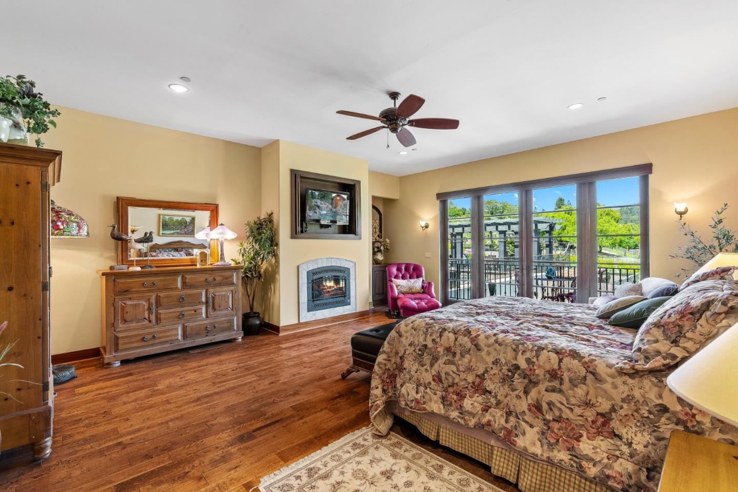 Detail Gallery Image 48 of 107 For 220 Falcon Hl, Santa Cruz,  CA 95065 - 5 Beds | 5/1 Baths