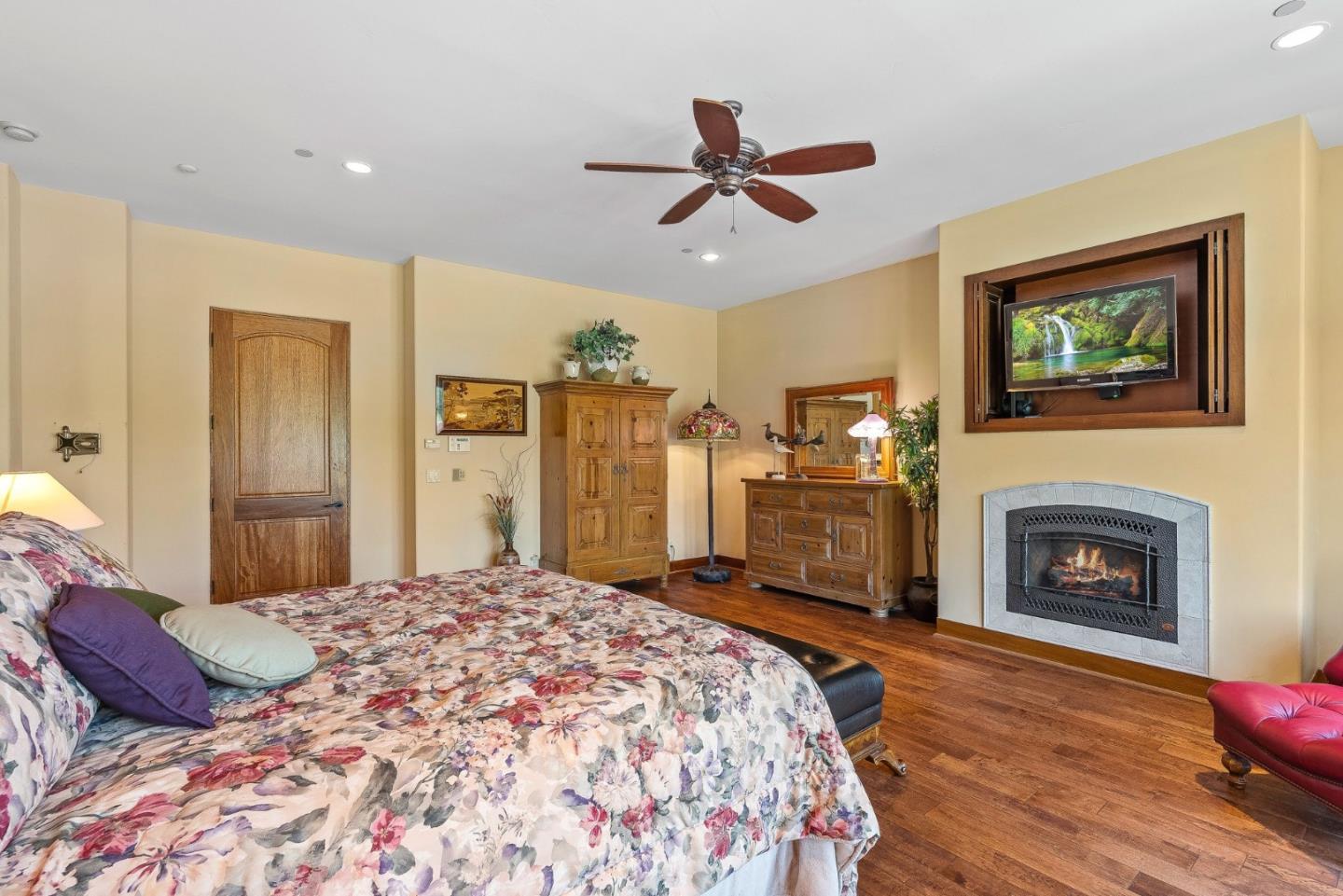 Detail Gallery Image 50 of 107 For 220 Falcon Hl, Santa Cruz,  CA 95065 - 5 Beds | 5/1 Baths