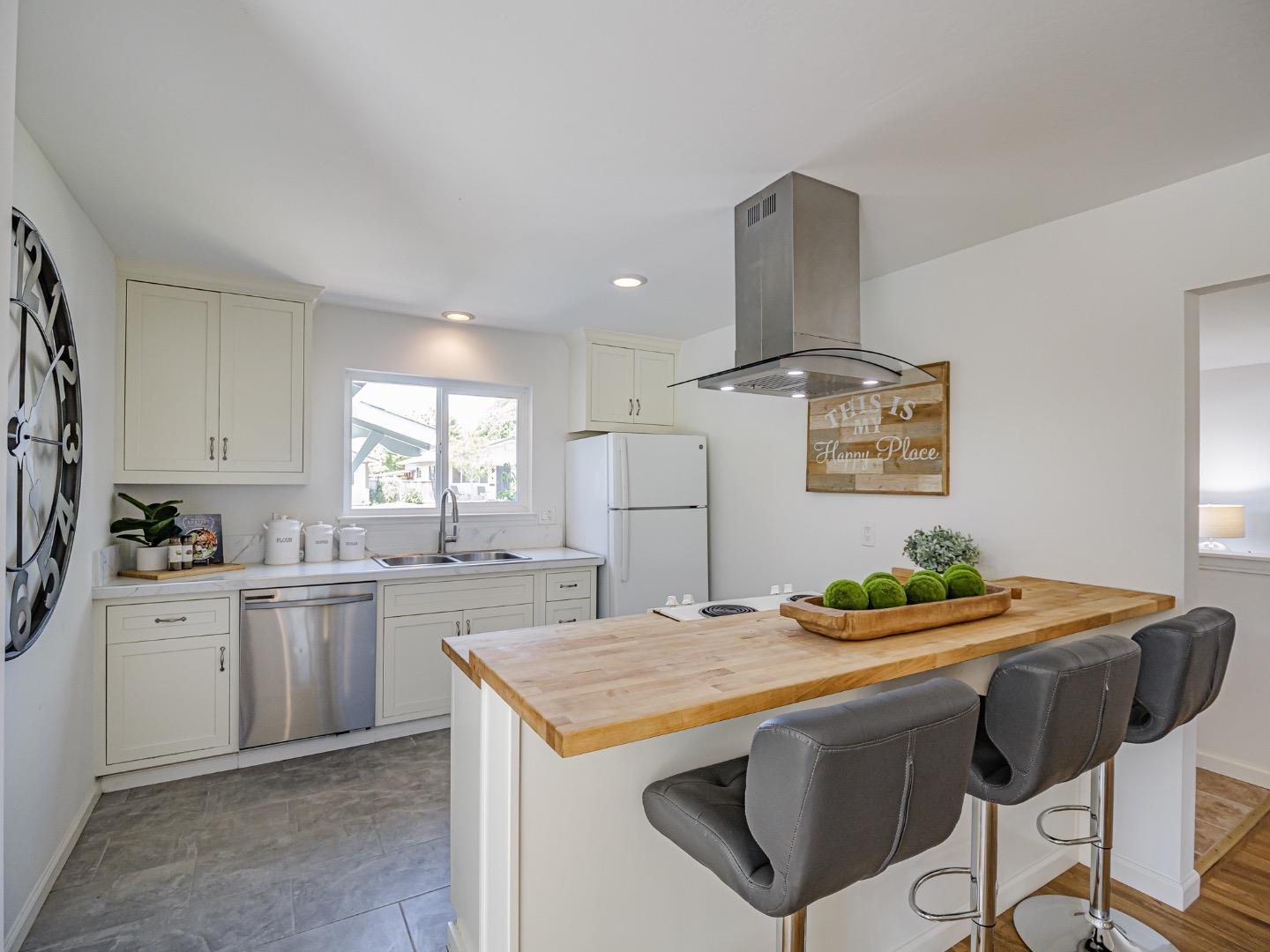 Detail Gallery Image 13 of 39 For 1858 Sommerfeld Ave, Santa Cruz,  CA 95062 - 3 Beds | 2 Baths