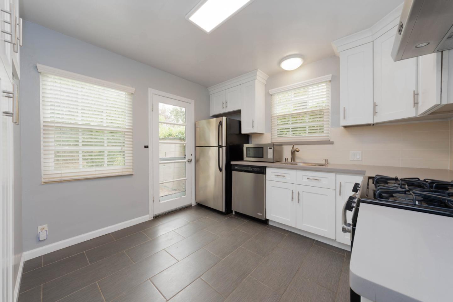 Detail Gallery Image 5 of 39 For 250 Fernando Ave, Palo Alto,  CA 94306 - – Beds | – Baths