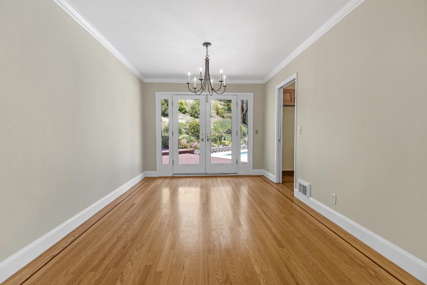 Detail Gallery Image 10 of 51 For 10 Banff Way, Pacifica,  CA 94044 - 4 Beds | 2/1 Baths