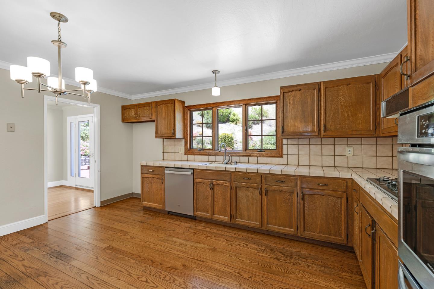Detail Gallery Image 13 of 51 For 10 Banff Way, Pacifica,  CA 94044 - 4 Beds | 2/1 Baths