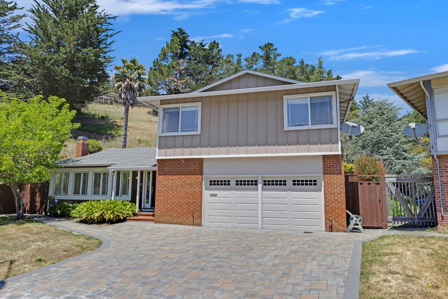 Detail Gallery Image 2 of 51 For 10 Banff Way, Pacifica,  CA 94044 - 4 Beds | 2/1 Baths