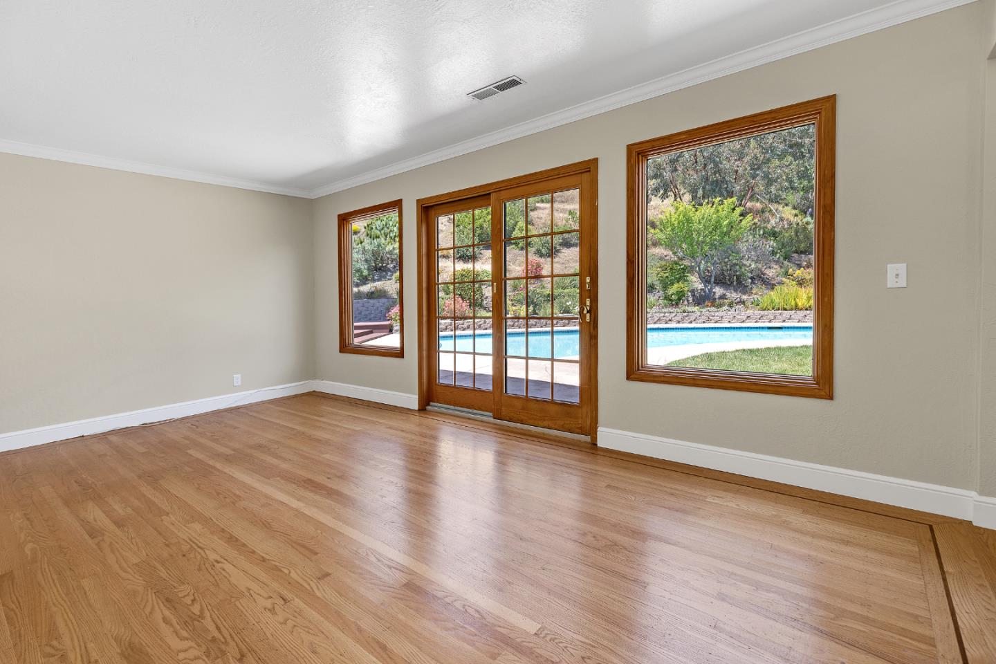 Detail Gallery Image 22 of 51 For 10 Banff Way, Pacifica,  CA 94044 - 4 Beds | 2/1 Baths
