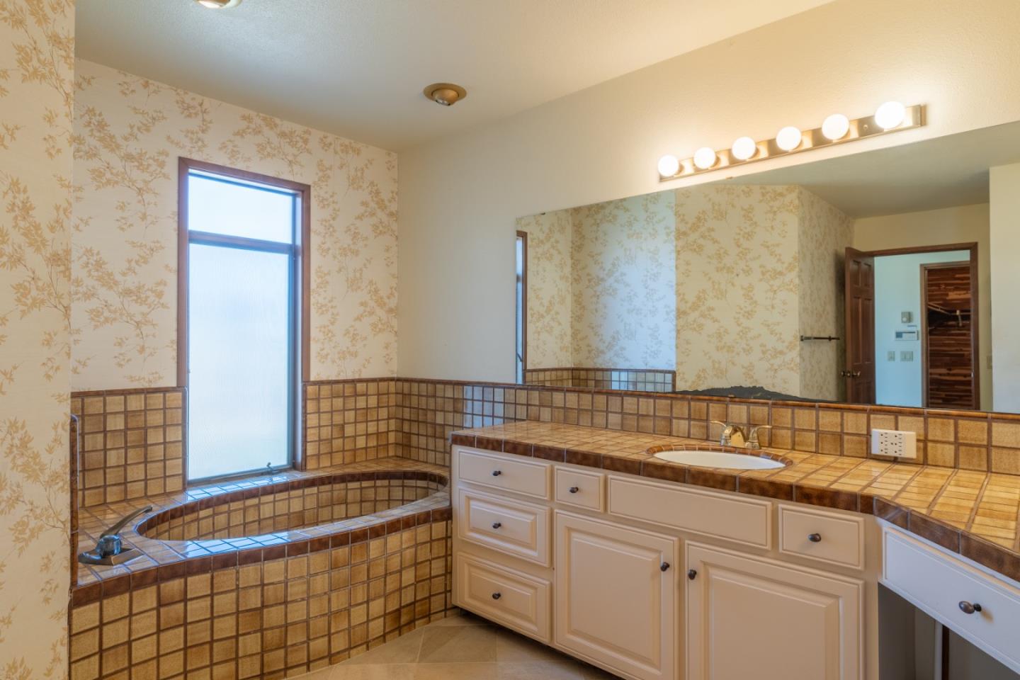 Detail Gallery Image 18 of 27 For 10955 Saddle Rd, Monterey,  CA 93940 - 3 Beds | 2 Baths