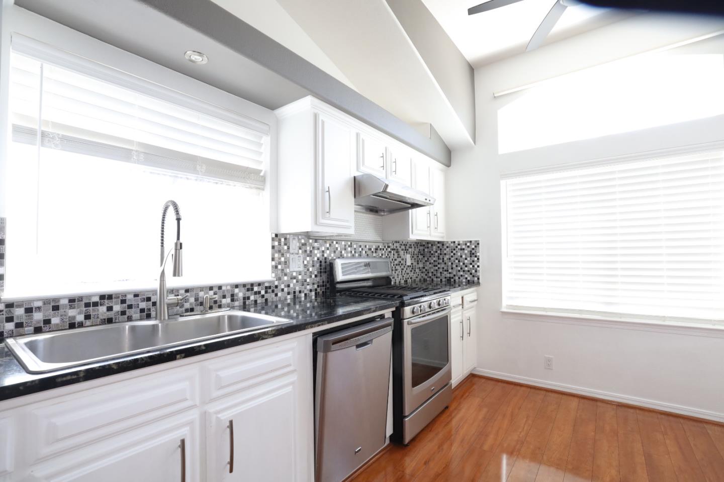 Detail Gallery Image 13 of 38 For 14685 Oka #15,  Los Gatos,  CA 95032 - 3 Beds | 2 Baths