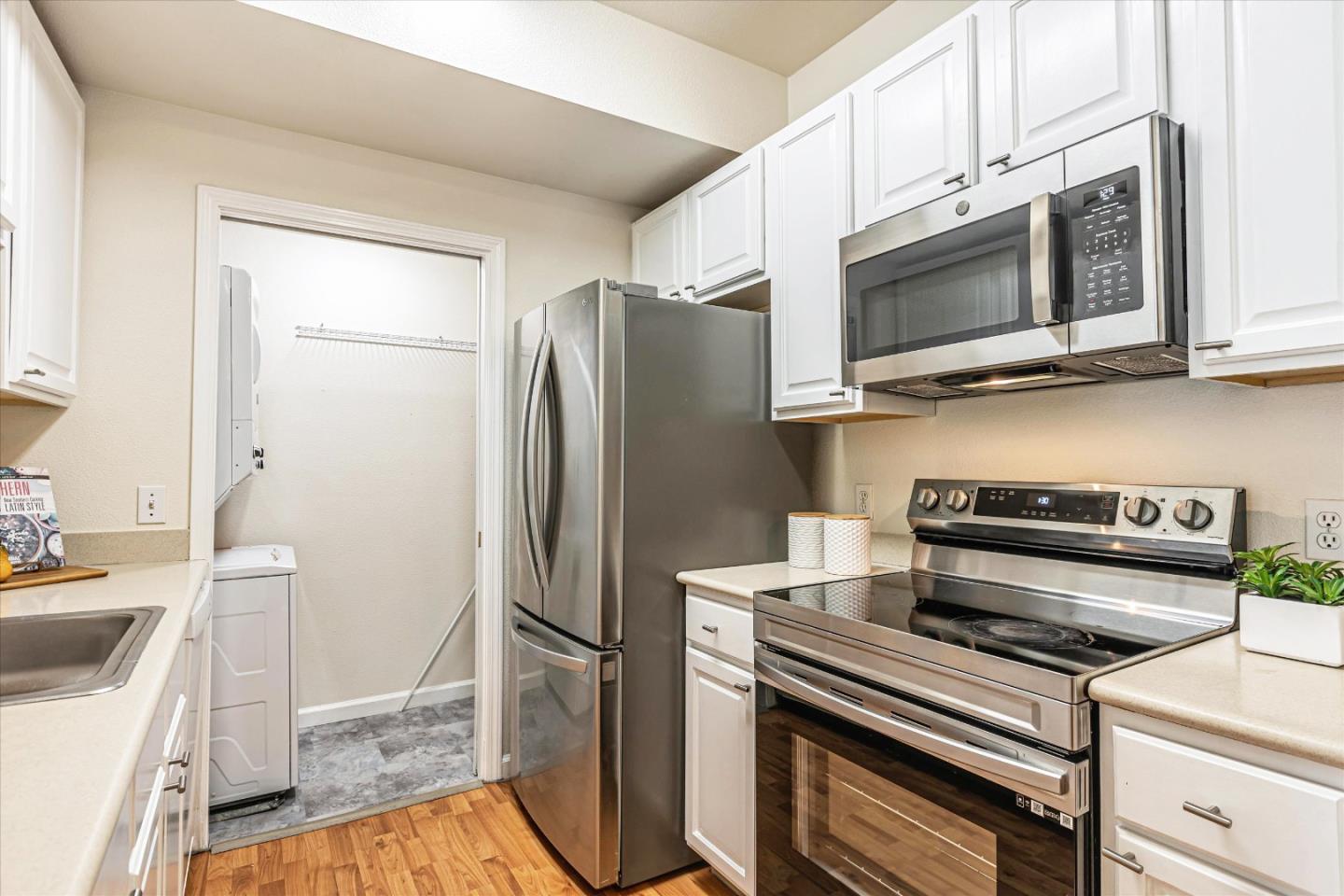 Detail Gallery Image 7 of 43 For 2255 Showers Dr #363,  Mountain View,  CA 94040 - 3 Beds | 3 Baths