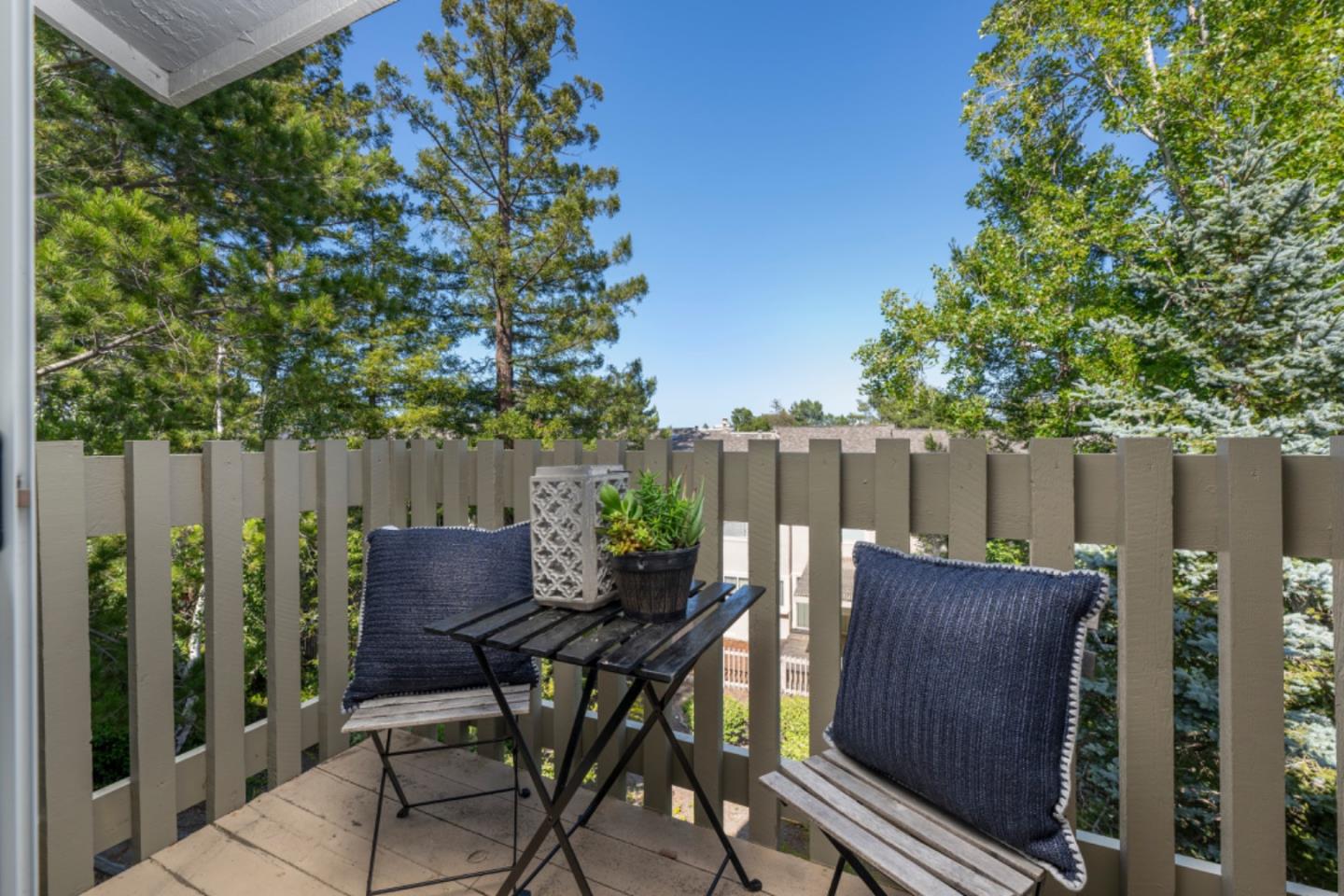 Detail Gallery Image 17 of 28 For 6 Crippleridge Ct, San Mateo,  CA 94402 - 3 Beds | 2/1 Baths