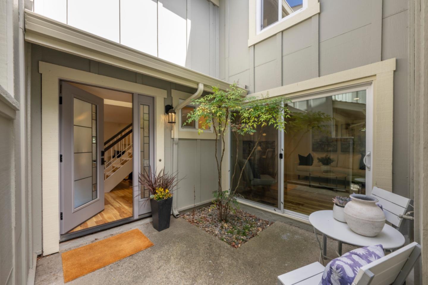 Detail Gallery Image 3 of 5 For 6 Crippleridge Ct, San Mateo,  CA 94402 - 3 Beds | 2/1 Baths