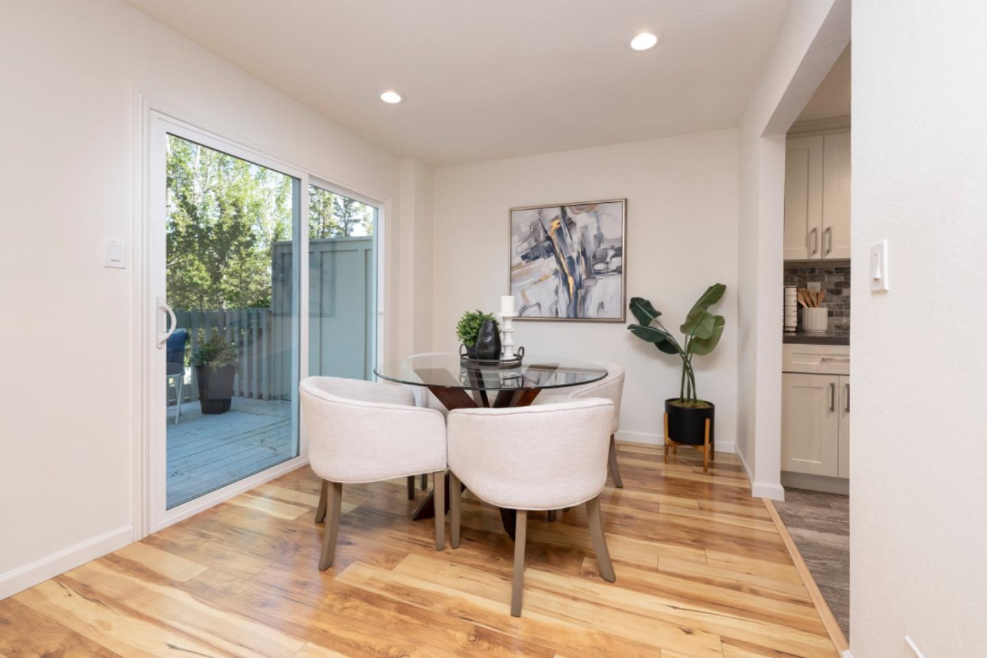 Detail Gallery Image 7 of 28 For 6 Crippleridge Ct, San Mateo,  CA 94402 - 3 Beds | 2/1 Baths