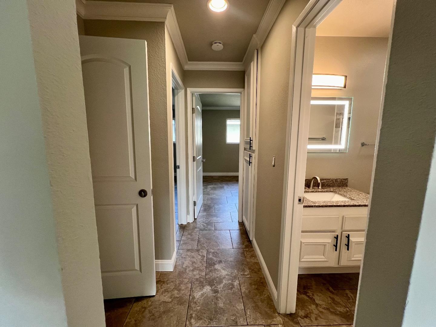 Detail Gallery Image 2 of 14 For 1840 Southwest Expy #4,  San Jose,  CA 95126 - 2 Beds | 1 Baths