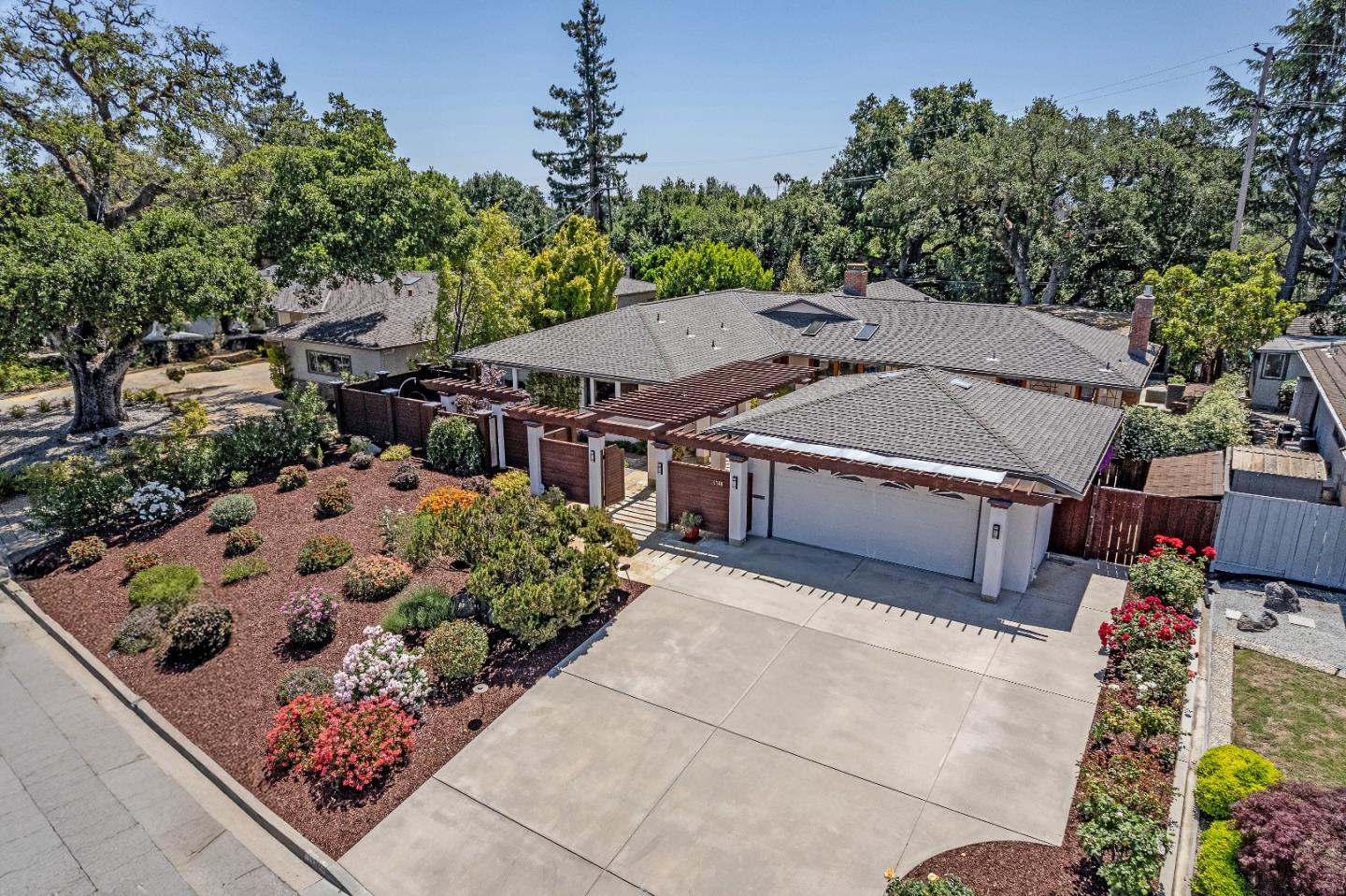 Detail Gallery Image 3 of 55 For 19740 Glen Brae Dr, Saratoga,  CA 95070 - 4 Beds | 2/1 Baths