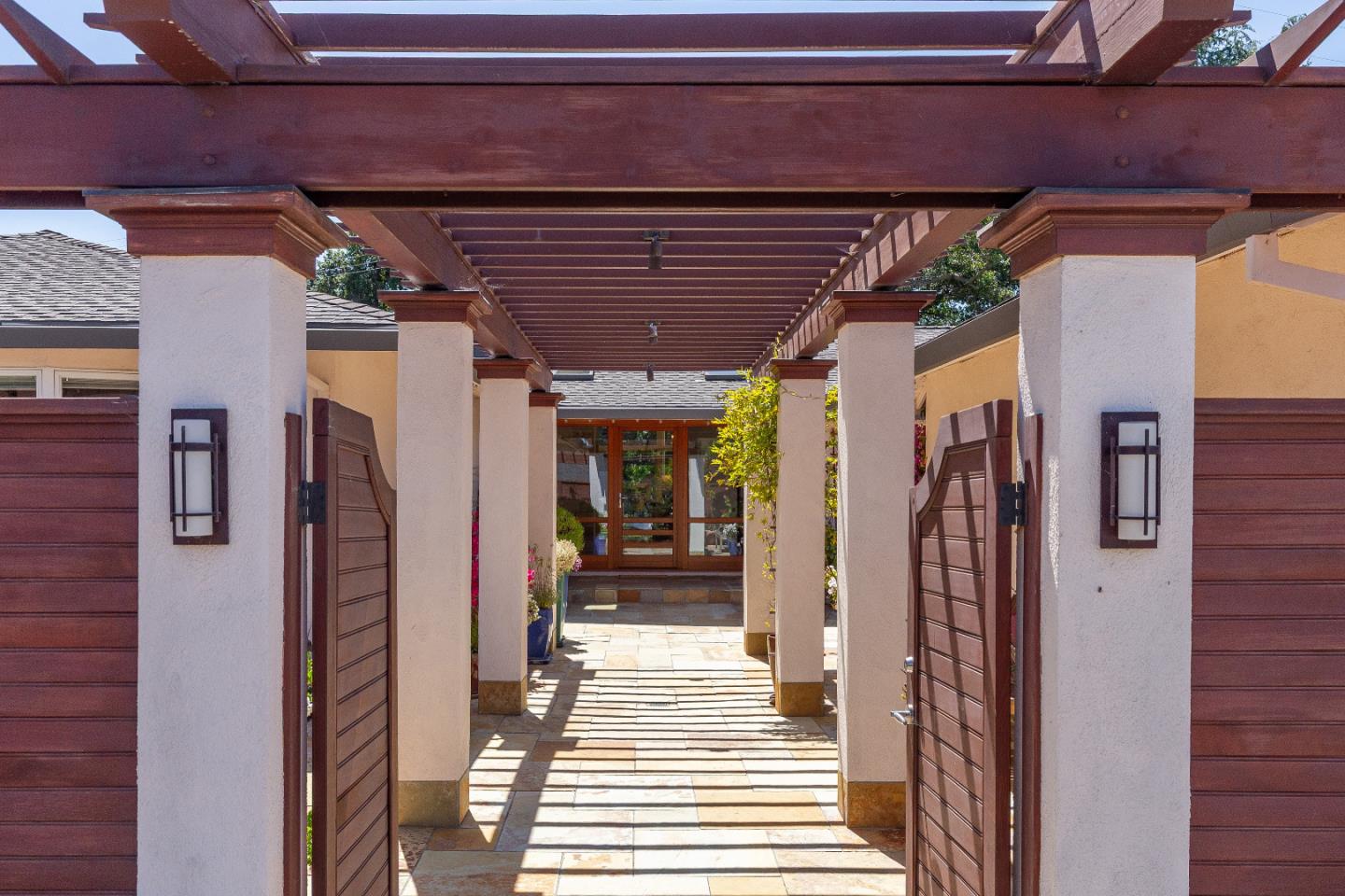 Detail Gallery Image 9 of 55 For 19740 Glen Brae Dr, Saratoga,  CA 95070 - 4 Beds | 2/1 Baths