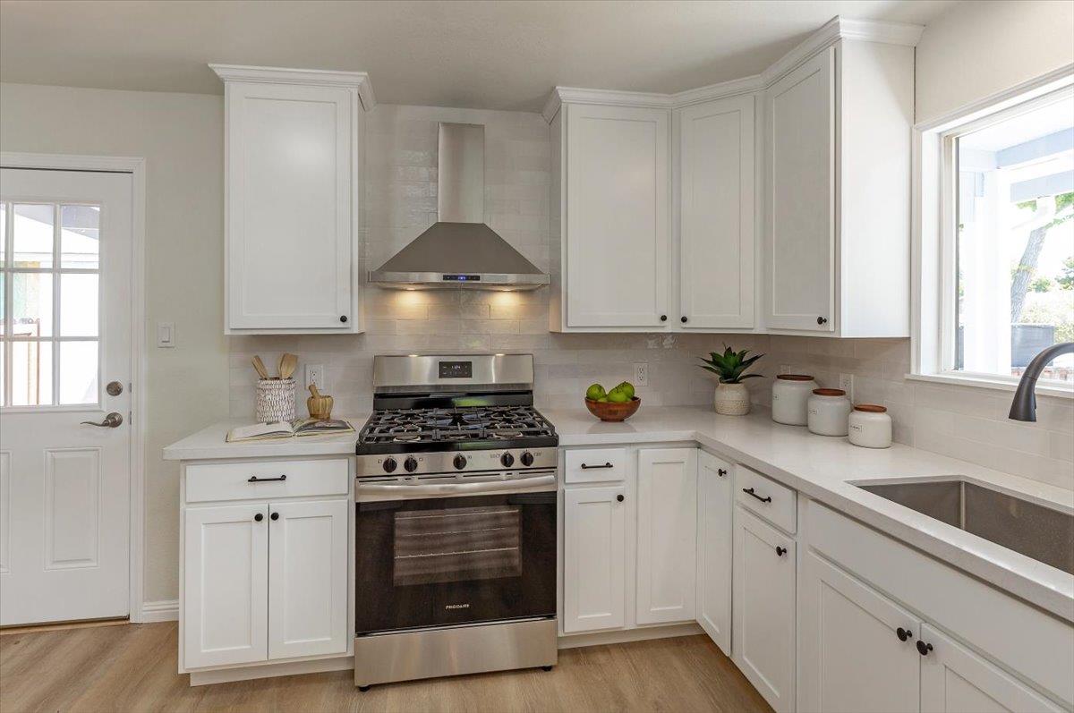 Detail Gallery Image 7 of 20 For 535 Menker, San Jose,  CA 95128 - 3 Beds | 1 Baths