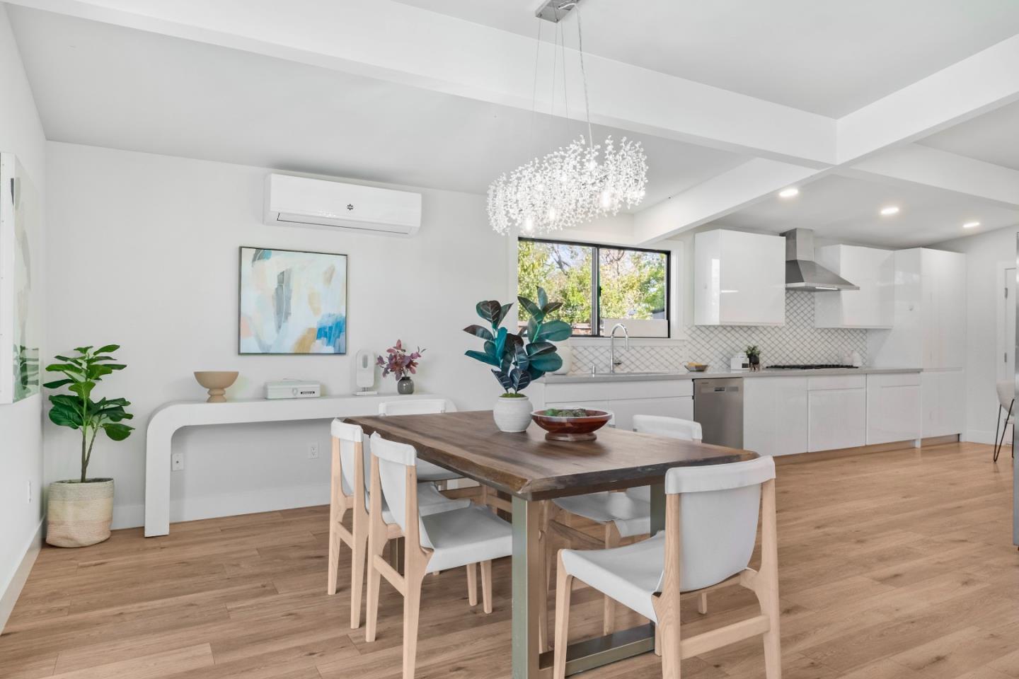 Detail Gallery Image 13 of 45 For 691 Dunholme Way, Sunnyvale,  CA 94087 - 4 Beds | 2/1 Baths