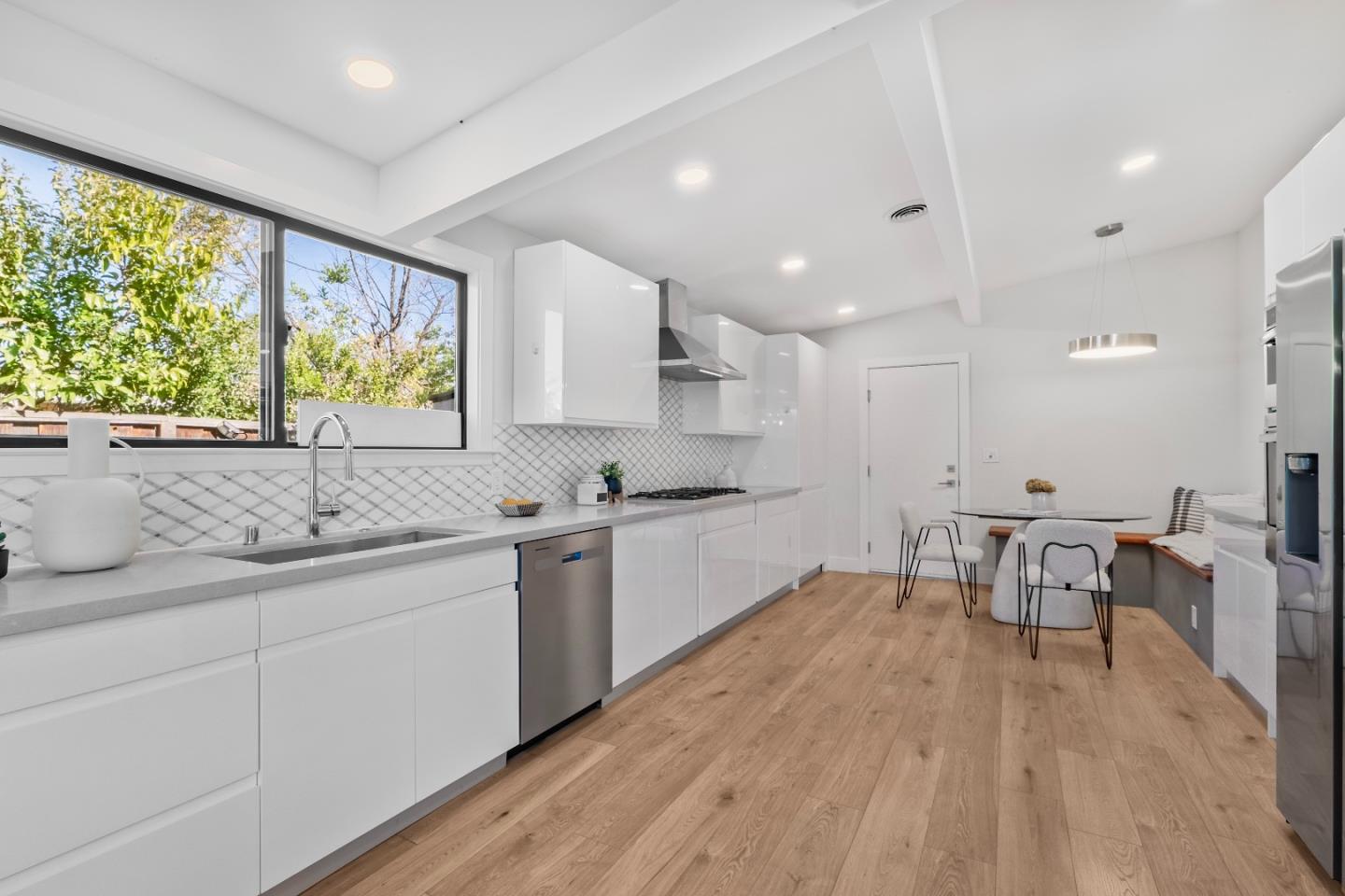 Detail Gallery Image 14 of 45 For 691 Dunholme Way, Sunnyvale,  CA 94087 - 4 Beds | 2/1 Baths
