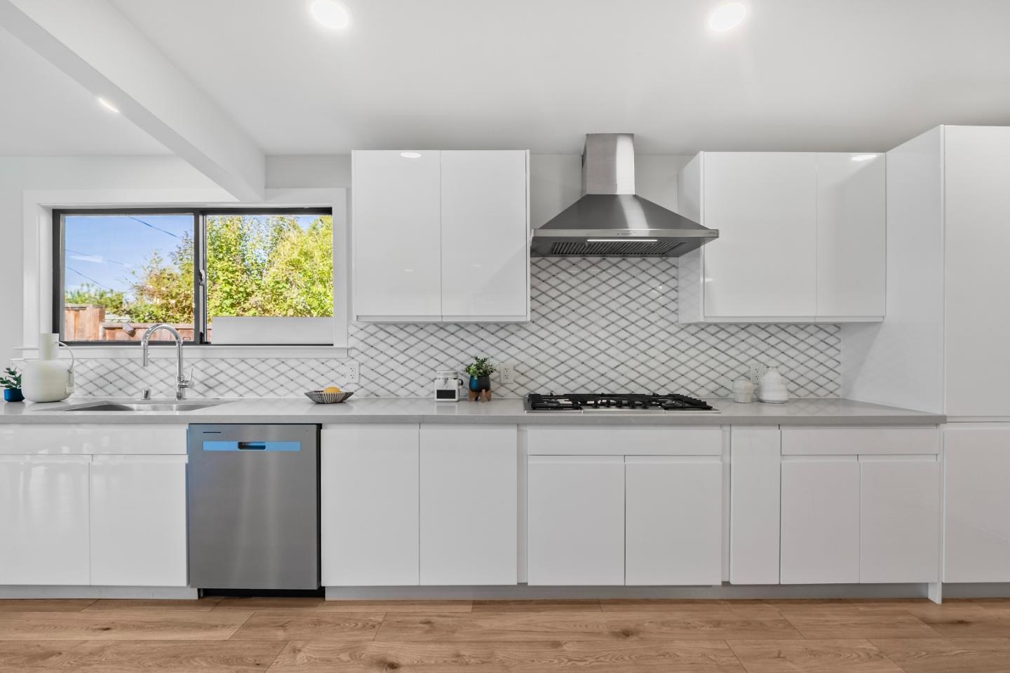 Detail Gallery Image 15 of 45 For 691 Dunholme Way, Sunnyvale,  CA 94087 - 4 Beds | 2/1 Baths