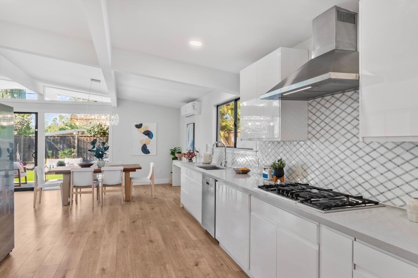 Detail Gallery Image 16 of 45 For 691 Dunholme Way, Sunnyvale,  CA 94087 - 4 Beds | 2/1 Baths