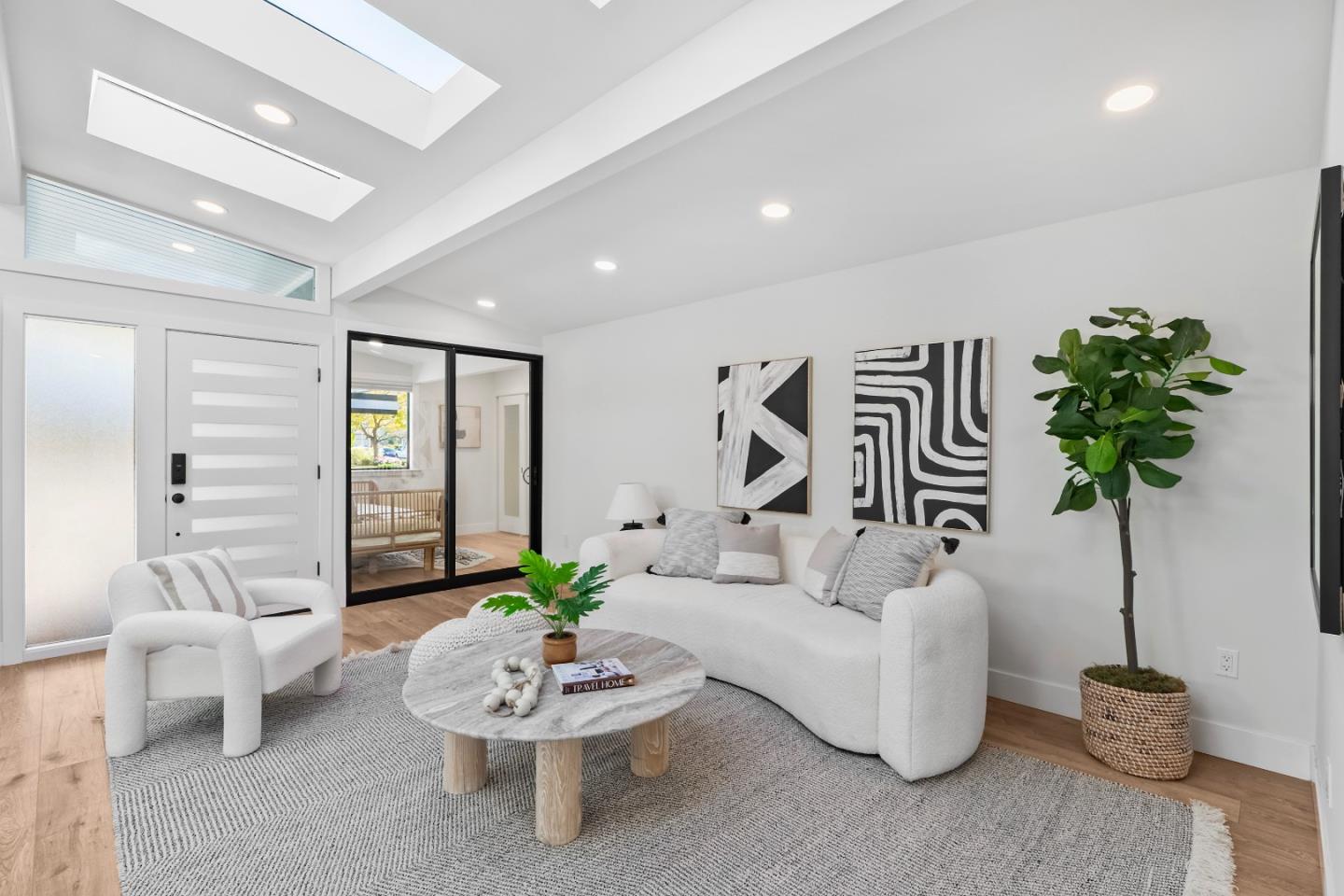 Detail Gallery Image 8 of 45 For 691 Dunholme Way, Sunnyvale,  CA 94087 - 4 Beds | 2/1 Baths