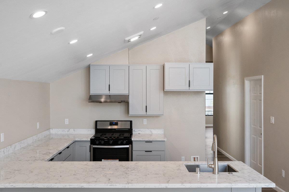 Detail Gallery Image 11 of 26 For 1434 8th Ave, Oakland,  CA 94606 - 3 Beds | 2 Baths