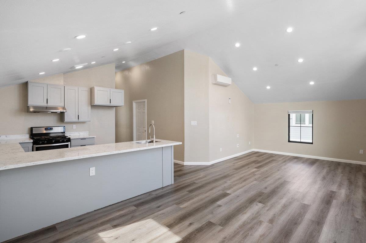Detail Gallery Image 9 of 26 For 1434 8th Ave, Oakland,  CA 94606 - 3 Beds | 2 Baths