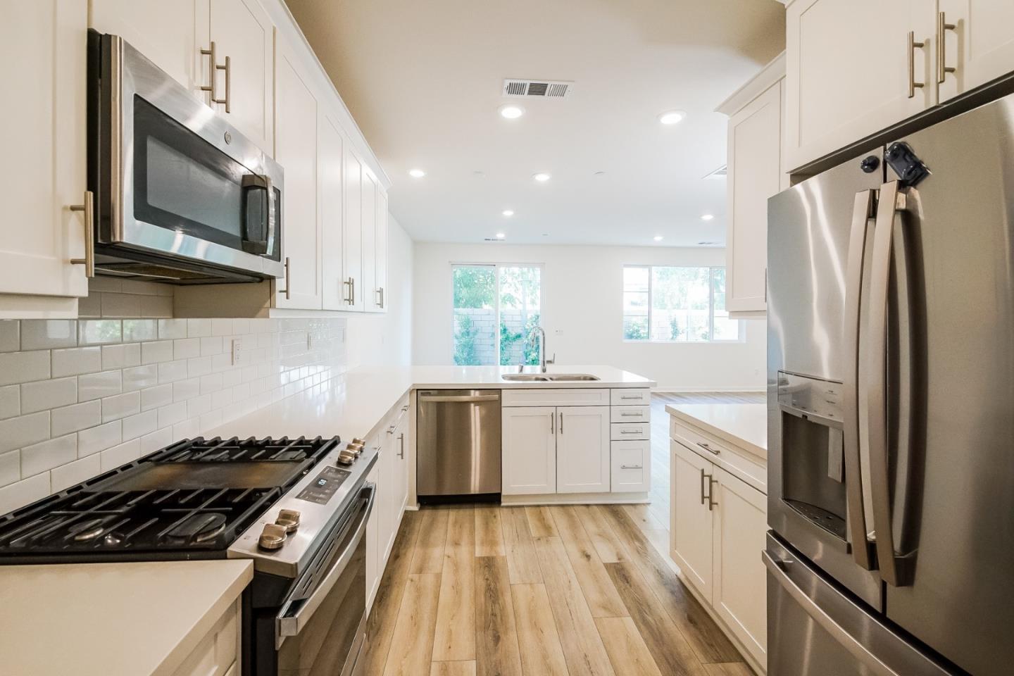 Detail Gallery Image 10 of 25 For 8255 N Sophie Ct, Northridge,  CA 91325 - 4 Beds | 2/1 Baths