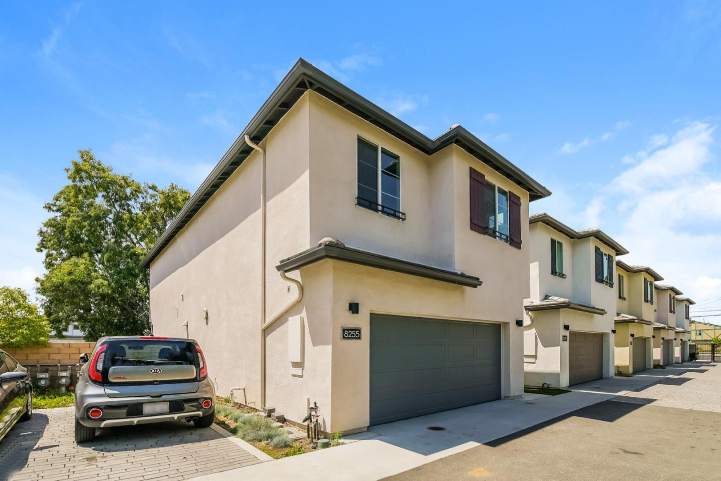 Detail Gallery Image 4 of 25 For 8255 N Sophie Ct, Northridge,  CA 91325 - 4 Beds | 2/1 Baths