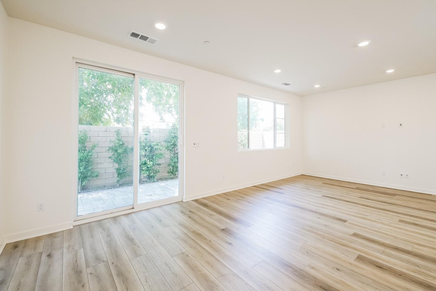 Detail Gallery Image 7 of 25 For 8255 N Sophie Ct, Northridge,  CA 91325 - 4 Beds | 2/1 Baths