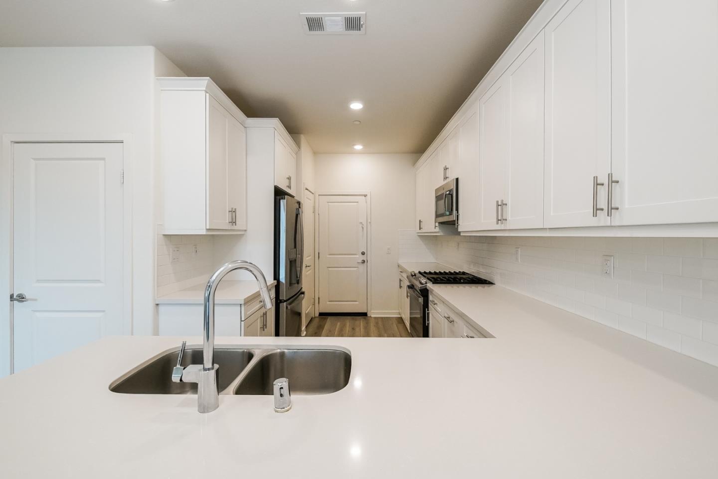 Detail Gallery Image 8 of 25 For 8255 N Sophie Ct, Northridge,  CA 91325 - 4 Beds | 2/1 Baths