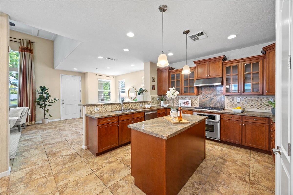 Detail Gallery Image 11 of 30 For 2015 Parkhurst St, Hayward,  CA 94541 - 4 Beds | 2/1 Baths